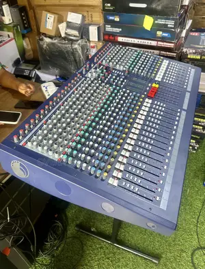 Soundcraft Lx9 24-Channel Analog Mixer