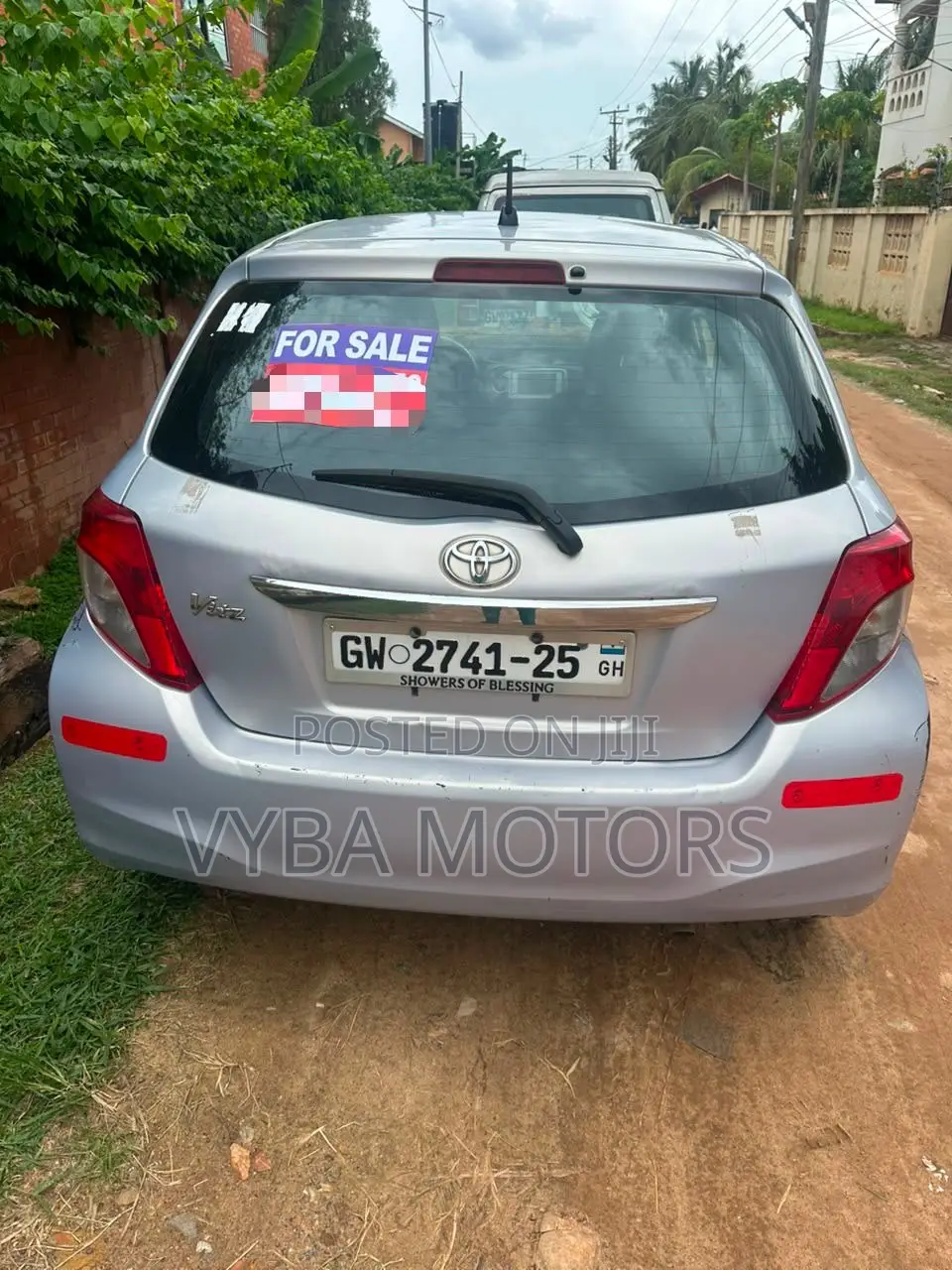 Toyota Vitz 2013 Silver