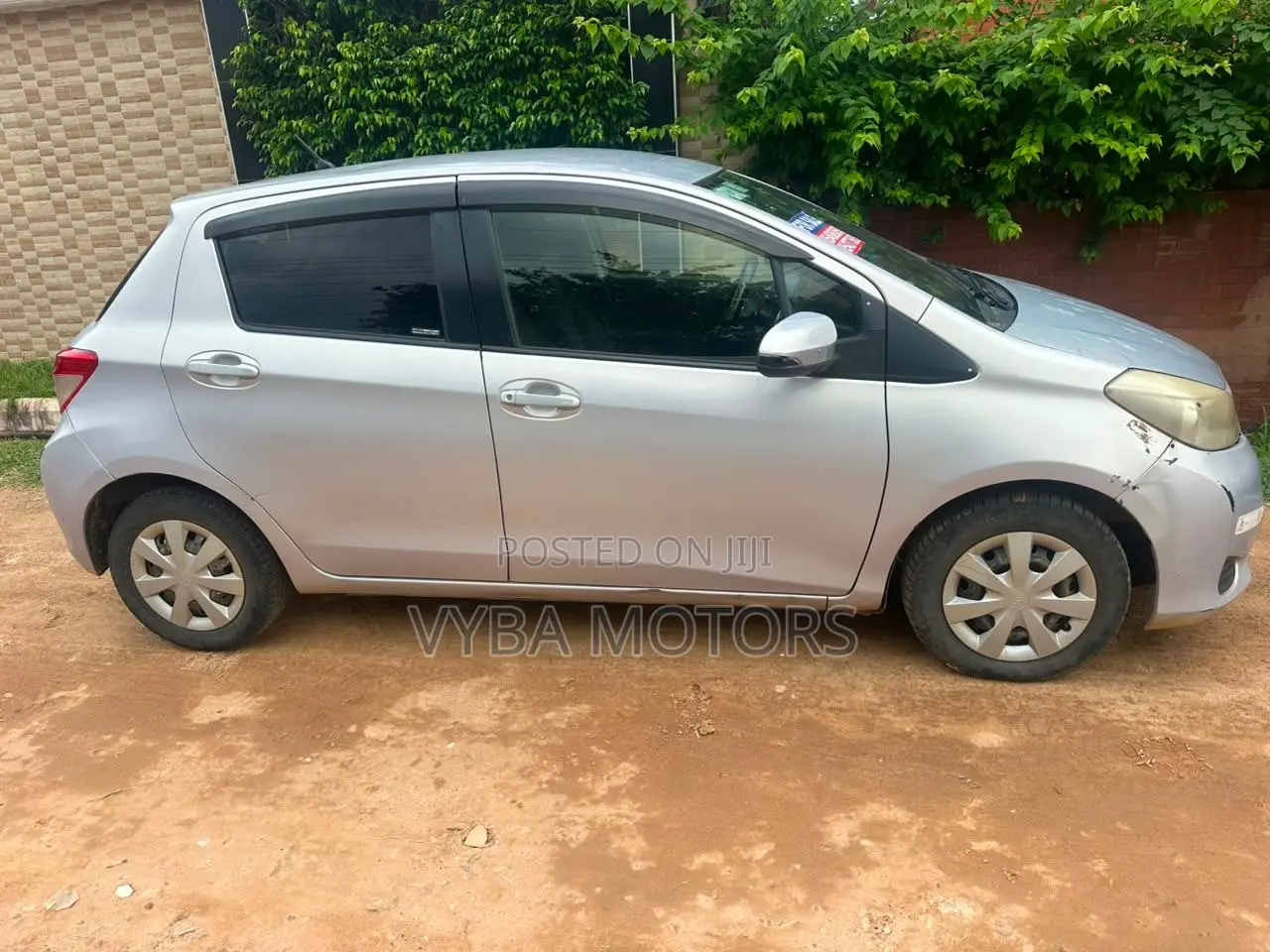 Toyota Vitz 2013 Silver