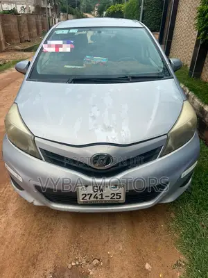 Toyota Vitz 2013 Silver