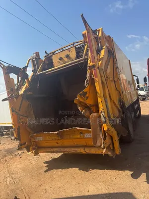 Rear-Loading Garbage Compactor Truck