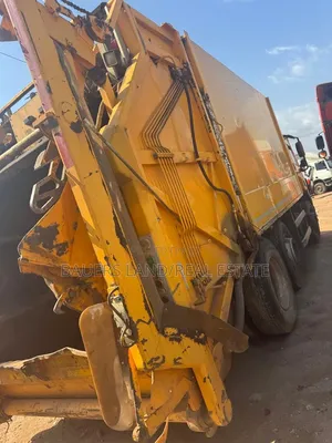 Rear-Loading Garbage Compactor Truck