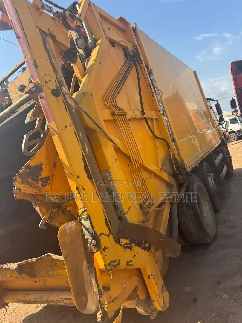 Rear-Loading Garbage Compactor Truck
