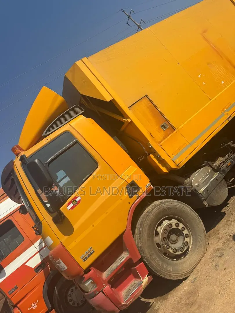 Rear-Loading Garbage Compactor Truck