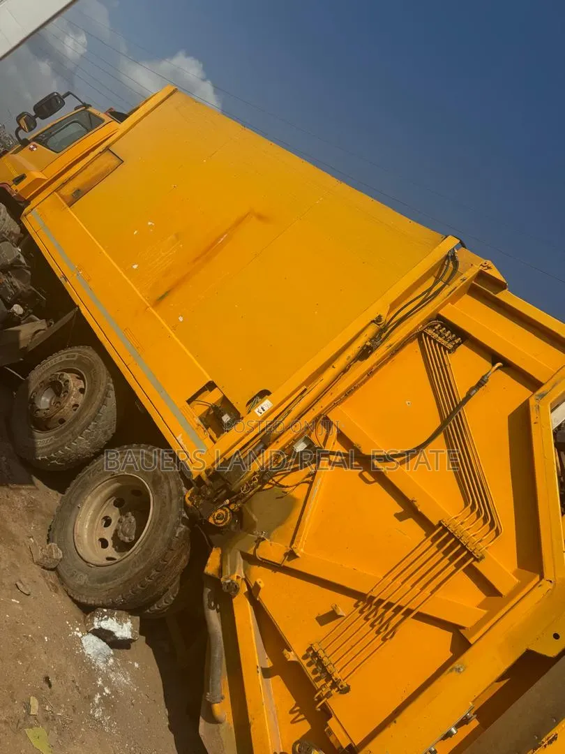 Rear-Loading Garbage Compactor Truck