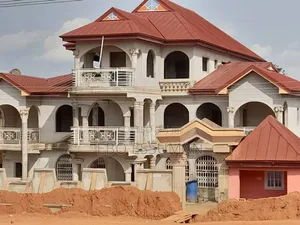 20bdrm House in Kwabre for sale