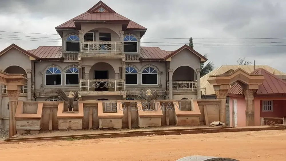 20bdrm House in Kwabre for sale