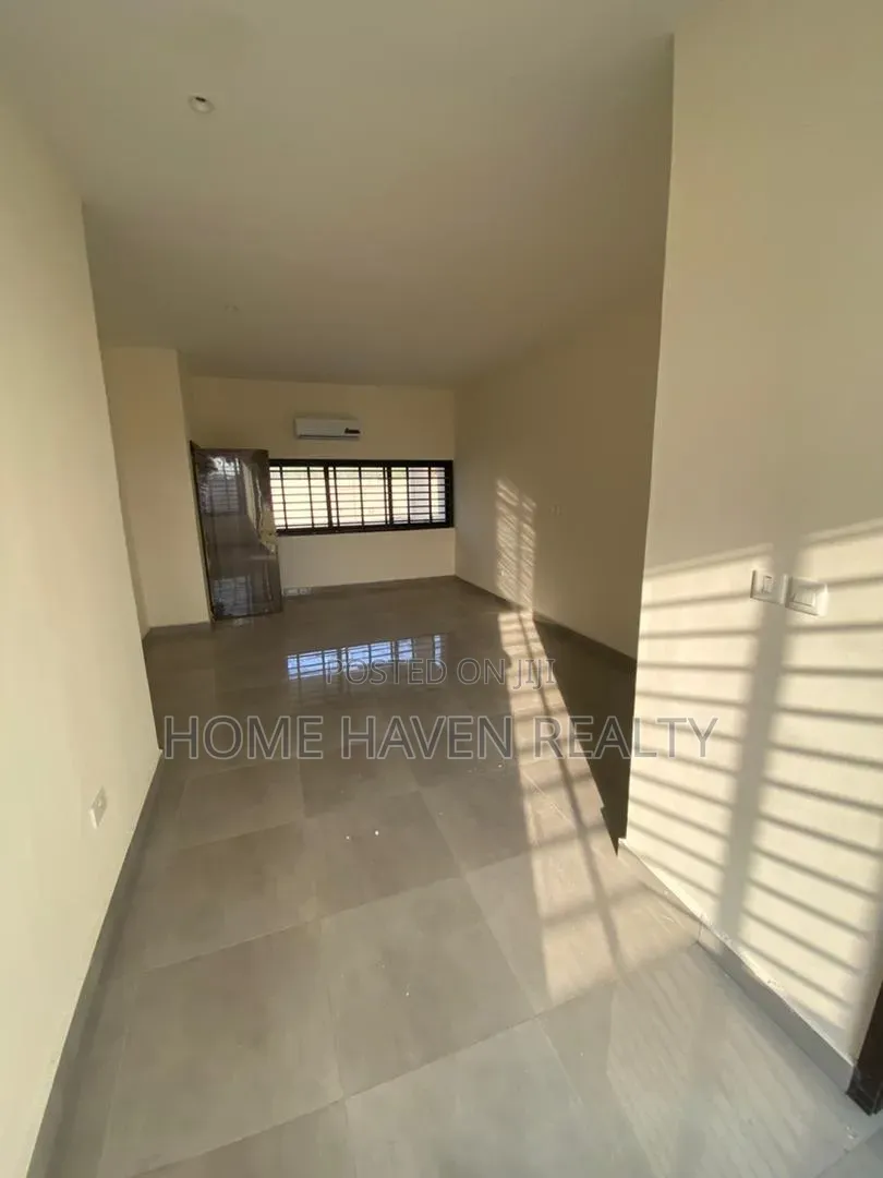 4bdrm House in Labone, Coffee Shop Area for rent