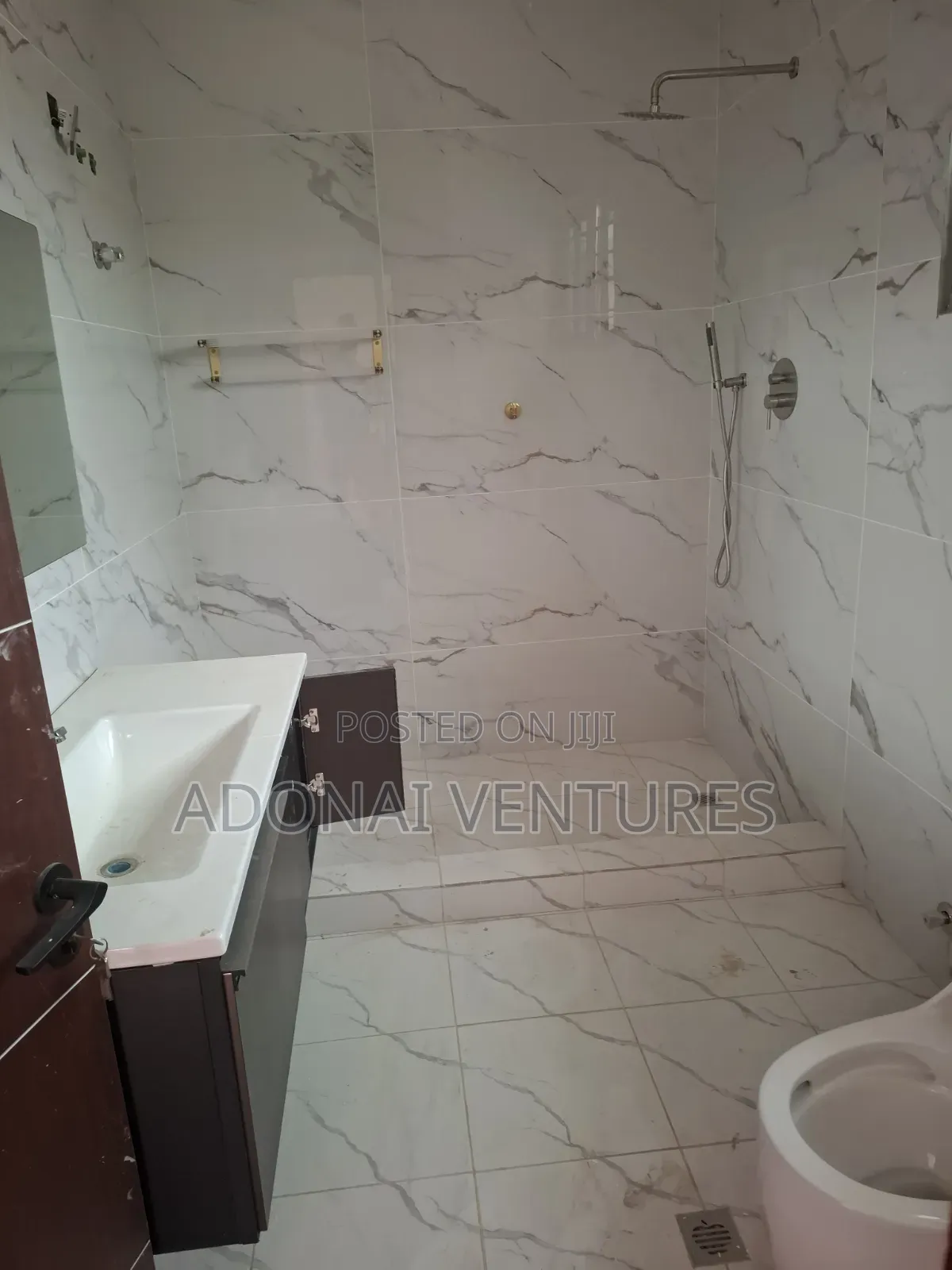 4bdrm House in Ahodwo Daban, Kumasi Metropolitan for sale