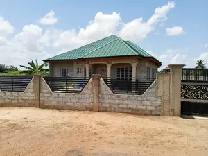 5bdrm House in Afuaman, Manhean for sale