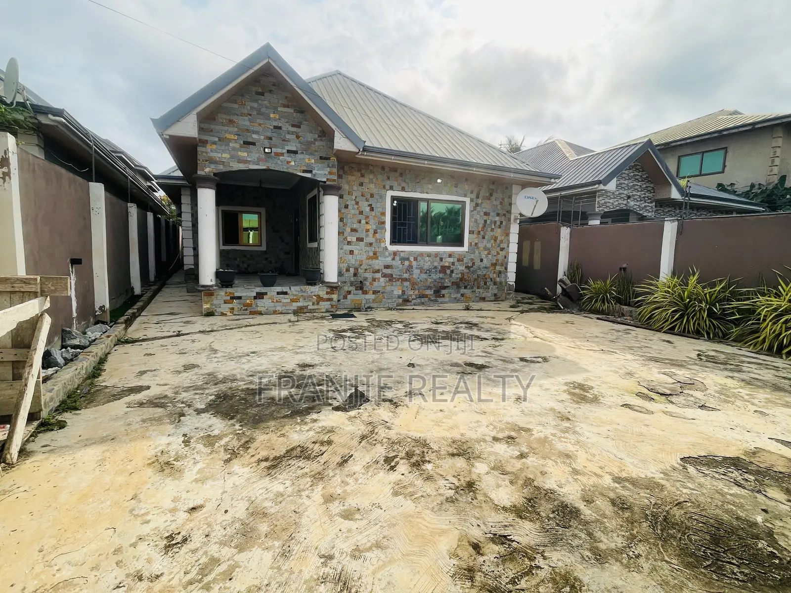 3bdrm House in Franjie Rwalty, Kasoa for sale