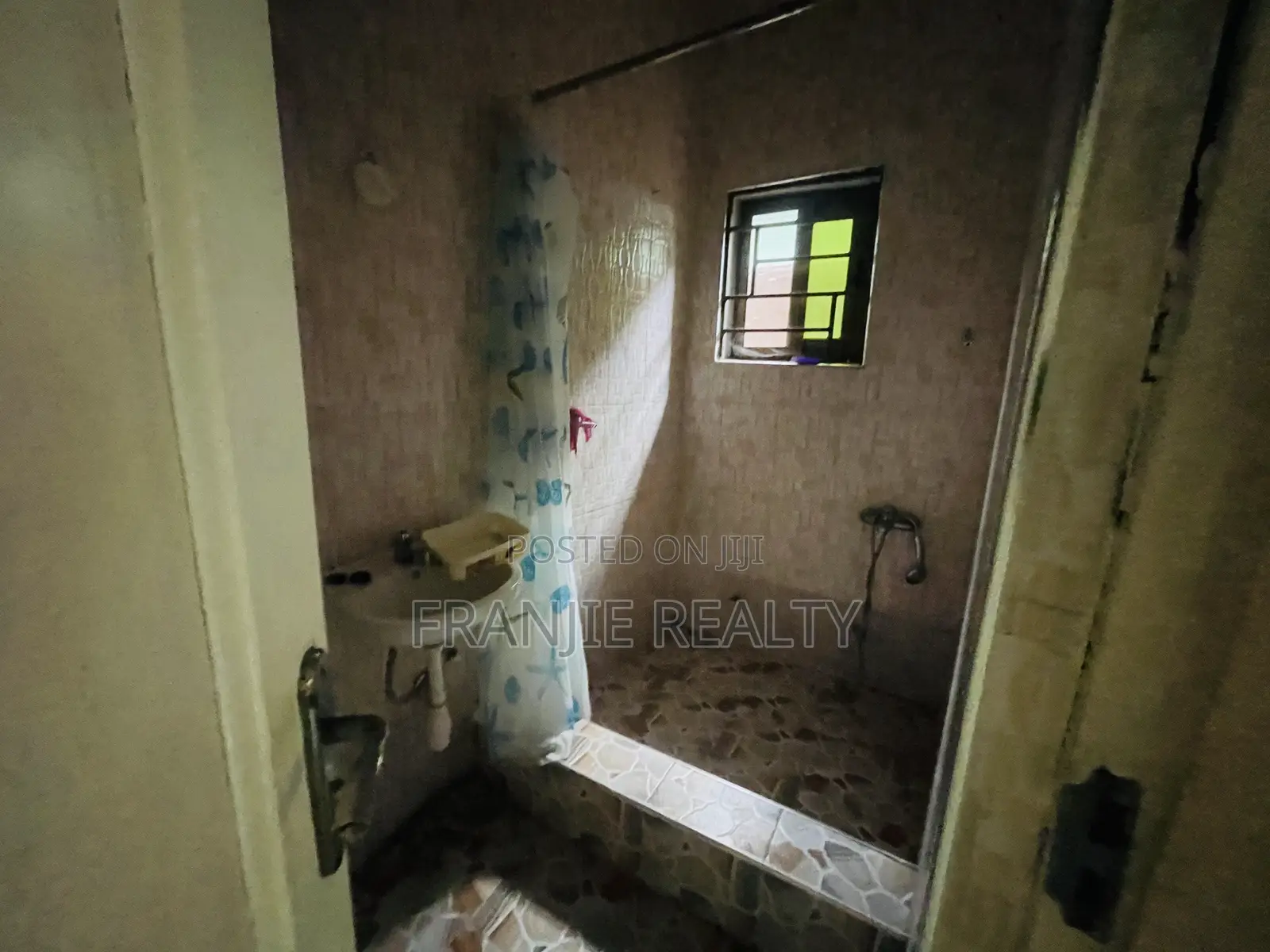 3bdrm House in Franjie Rwalty, Kasoa for sale