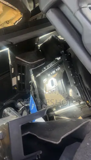 Range Rover Vogue 2016 - Parts / Shell (Headlights, Bumper, Interior)