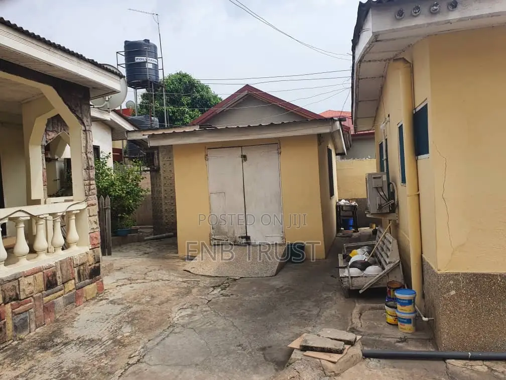 6bdrm House in Dzowulu, Nyaho Medical Centre for sale