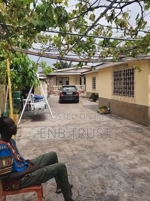 6bdrm House in Dzowulu, Nyaho Medical Centre for sale