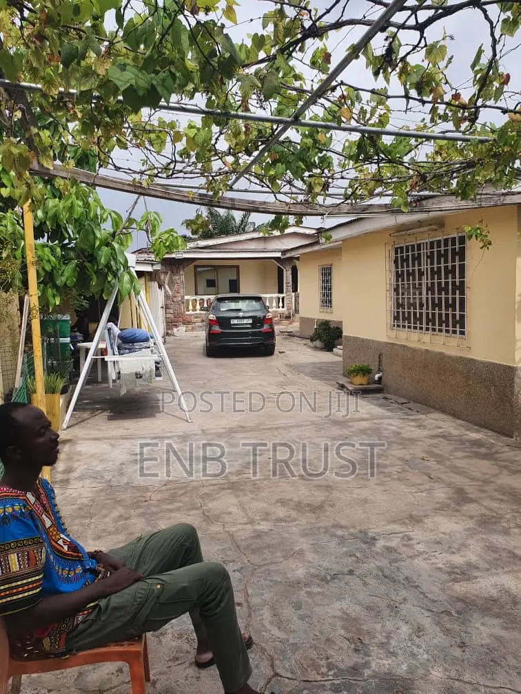 6bdrm House in Dzowulu, Nyaho Medical Centre for sale