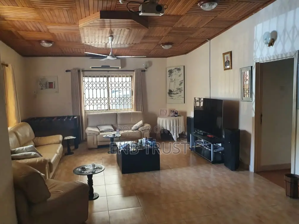 6bdrm House in Dzowulu, Nyaho Medical Centre for sale