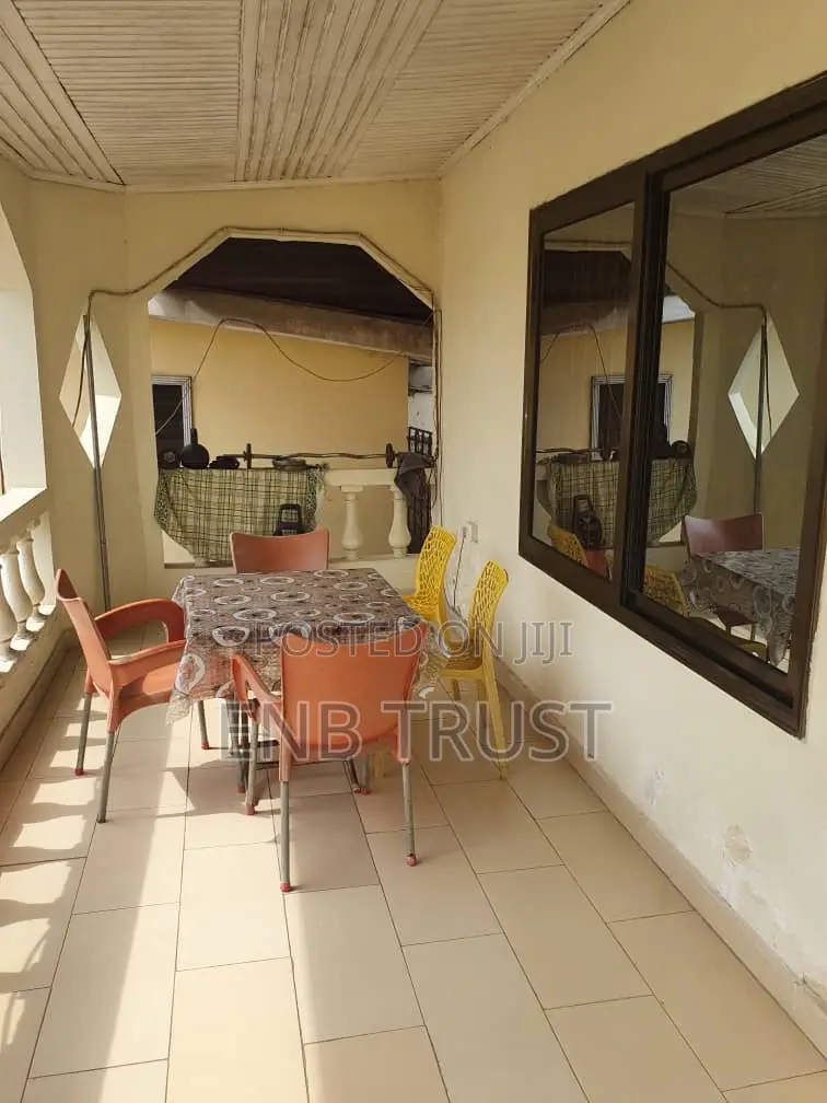 6bdrm House in Dzowulu, Nyaho Medical Centre for sale