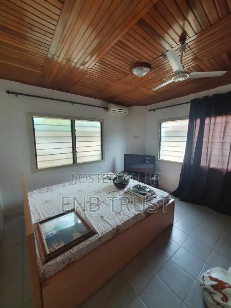 6bdrm House in Dzowulu, Nyaho Medical Centre for sale