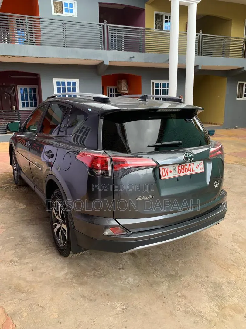 Toyota RAV4 XLE 4dr SUV AWD (2.5L 4cyl 6A) 2018 Gray