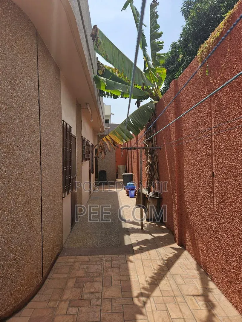 7bdrm House in School Area for sale