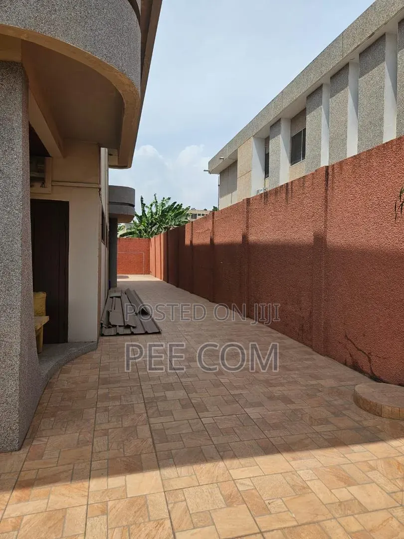 7bdrm House in School Area for sale