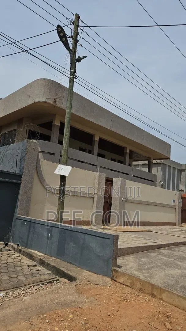7bdrm House in School Area for sale