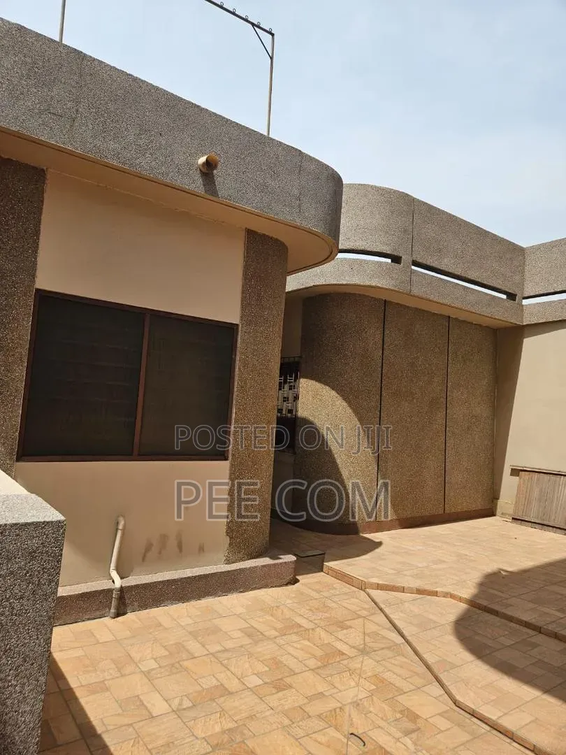 7bdrm House in School Area for sale