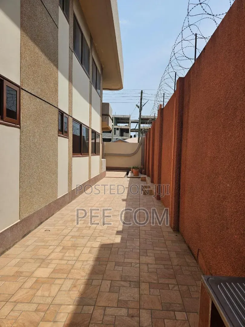 7bdrm House in School Area for sale
