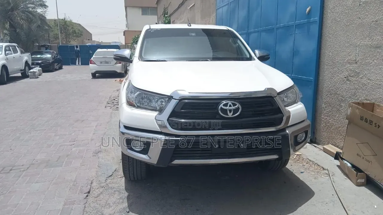 Toyota Hilux 2025 White