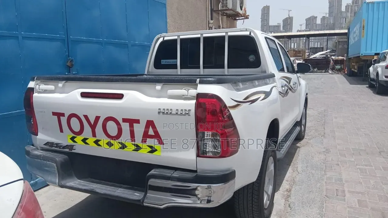 Toyota Hilux 2025 White