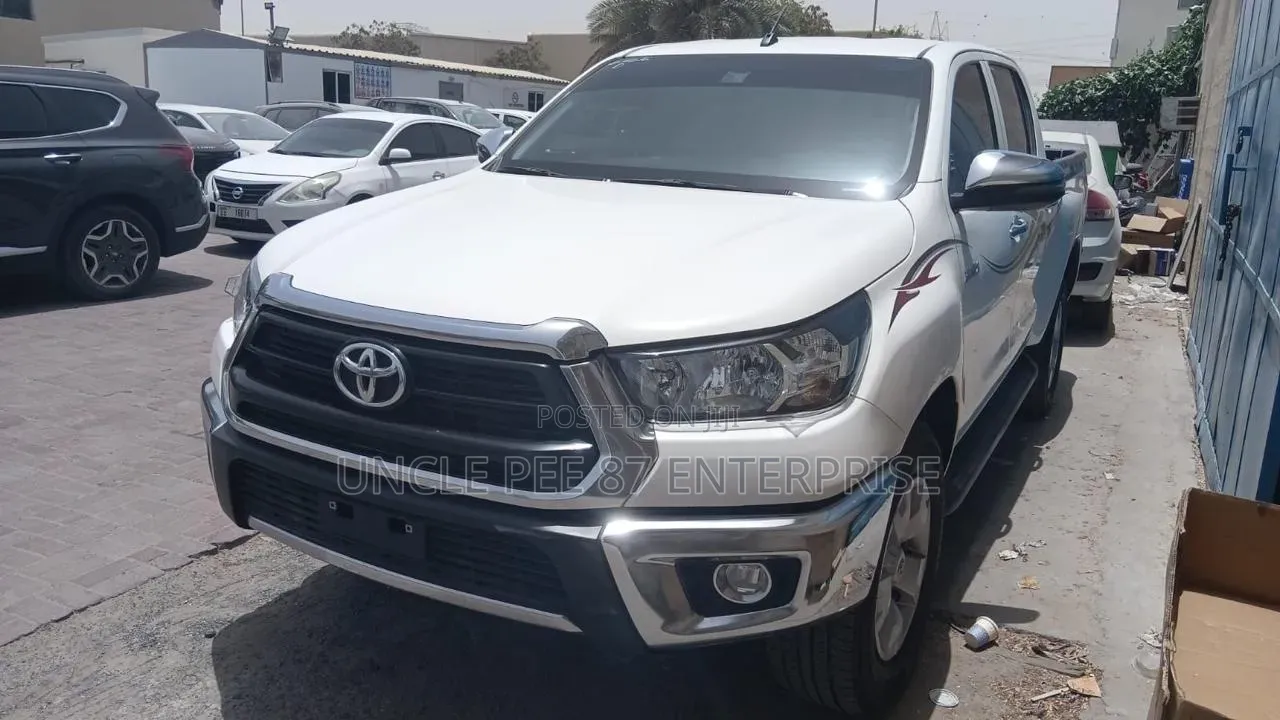 Toyota Hilux 2025 White