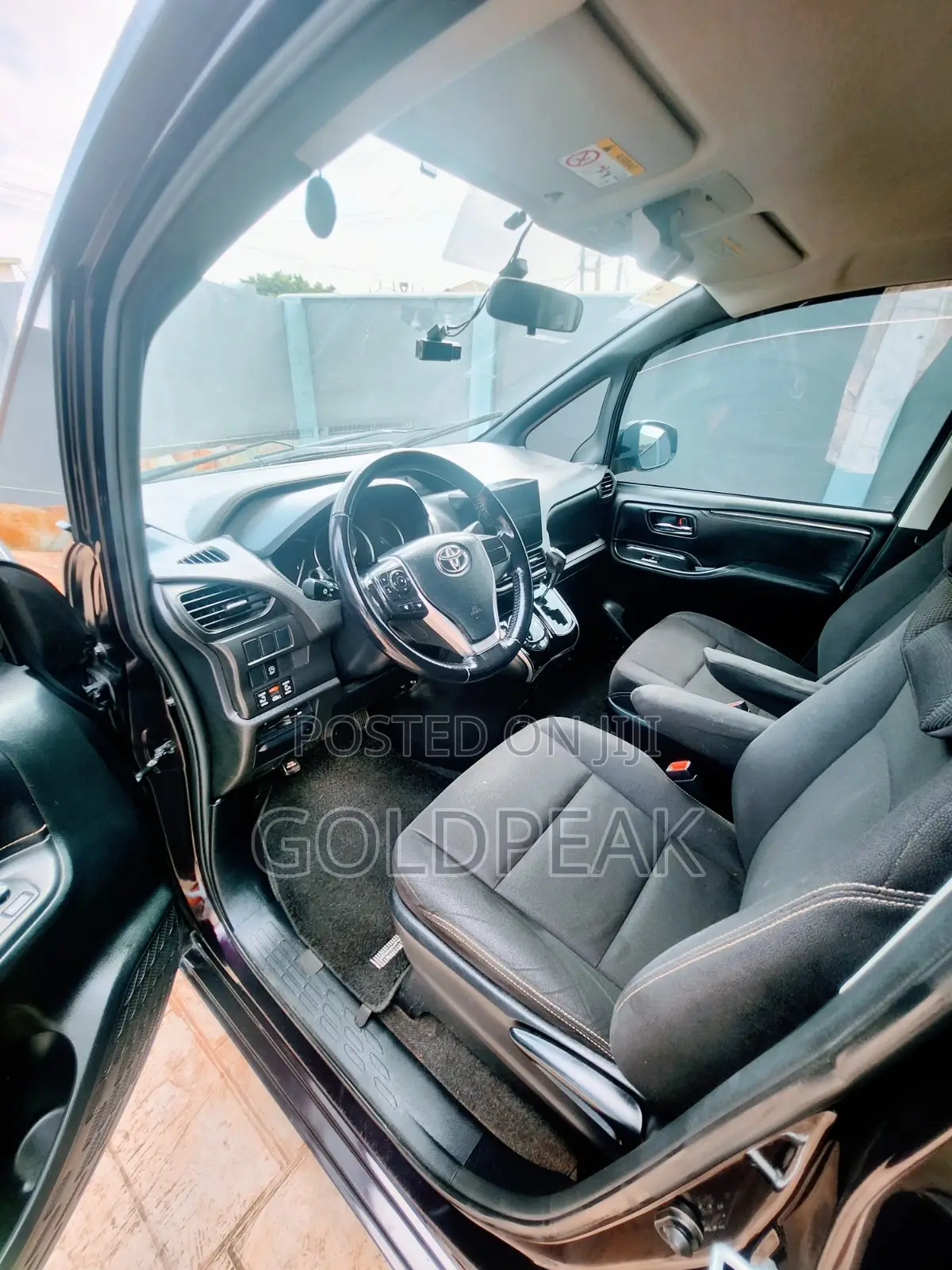 Toyota Esquire 2.0 AWD (8 seater) 2015 Purple