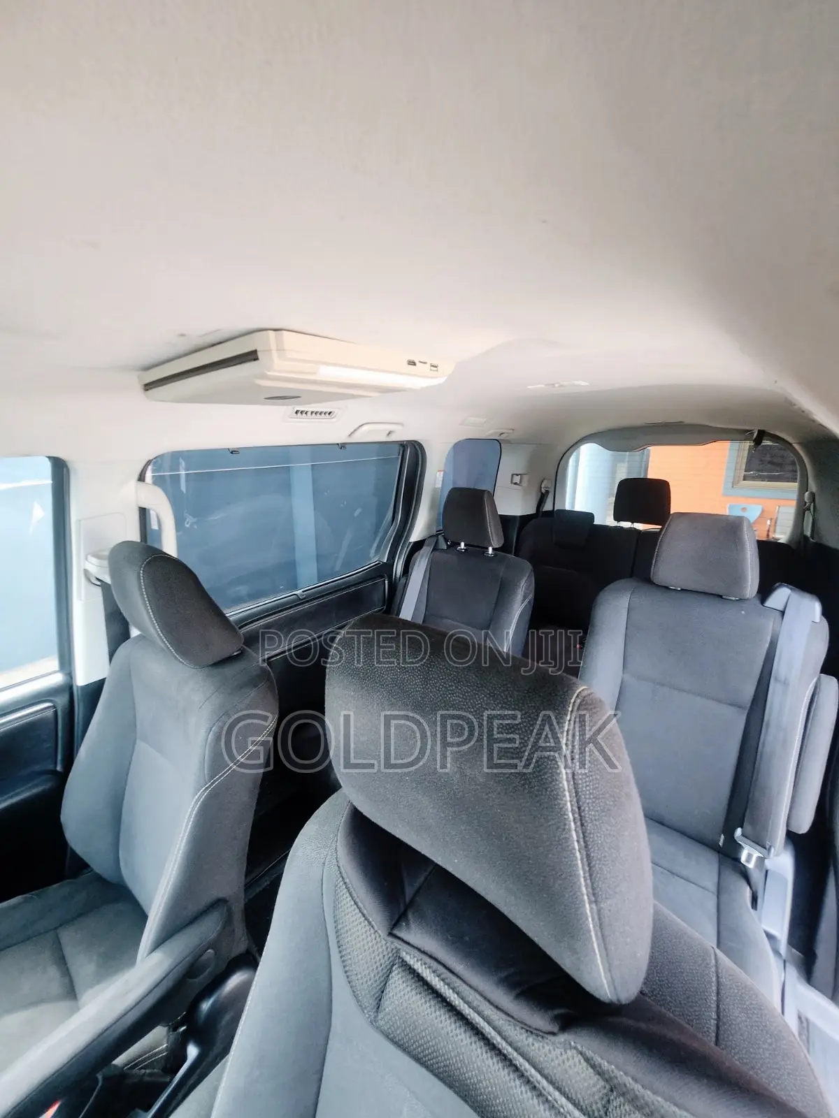 Toyota Esquire 2.0 AWD (8 seater) 2015 Purple