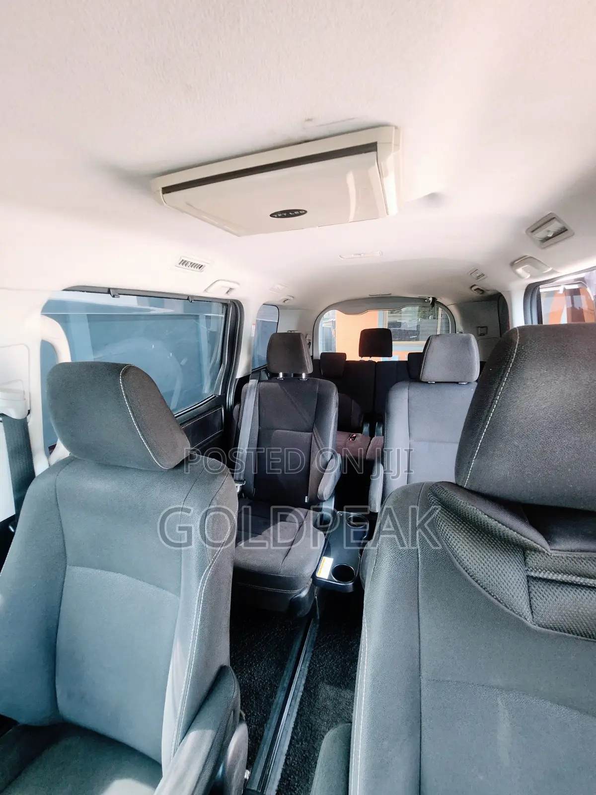 Toyota Esquire 2.0 AWD (8 seater) 2015 Purple