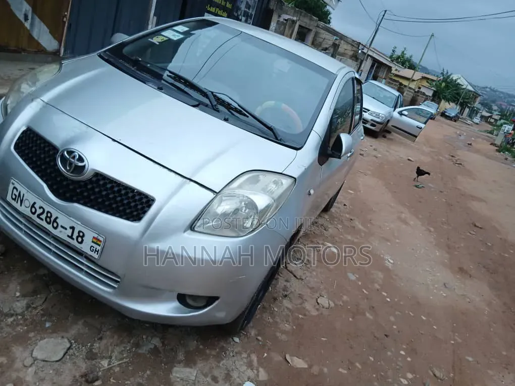 Toyota Vitz 2010 Silver