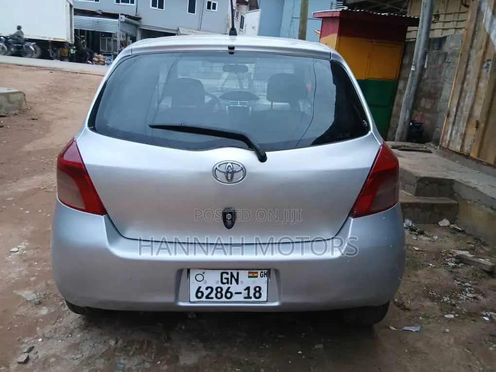 Toyota Vitz 2010 Silver