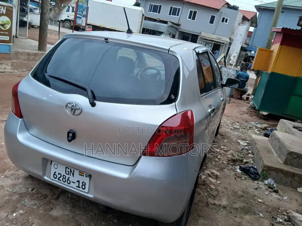 Toyota Vitz 2010 Silver