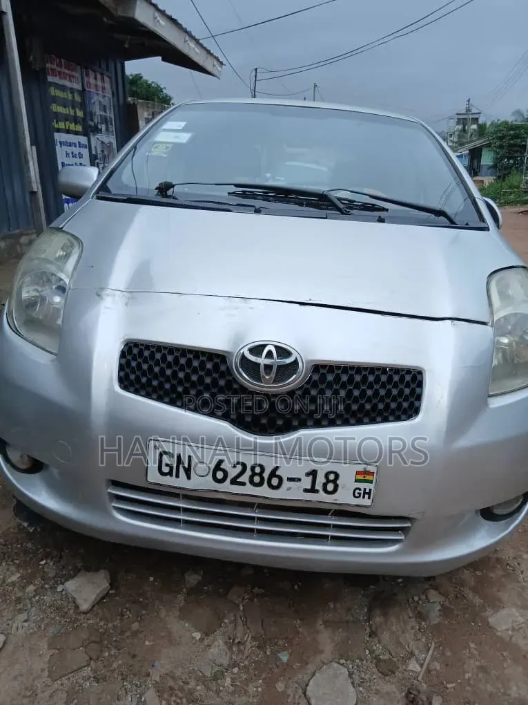 Toyota Vitz 2010 Silver