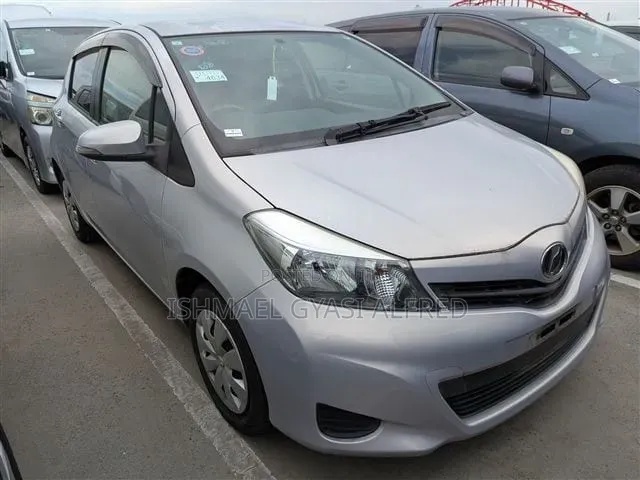 Toyota Vitz 1.3 FWD 5dr 2012 Gray