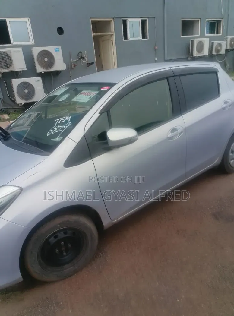 Toyota Vitz 1.3 FWD 5dr 2012 Gray