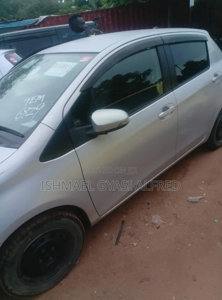 Toyota Vitz 1.3 FWD 5dr 2012 Gray