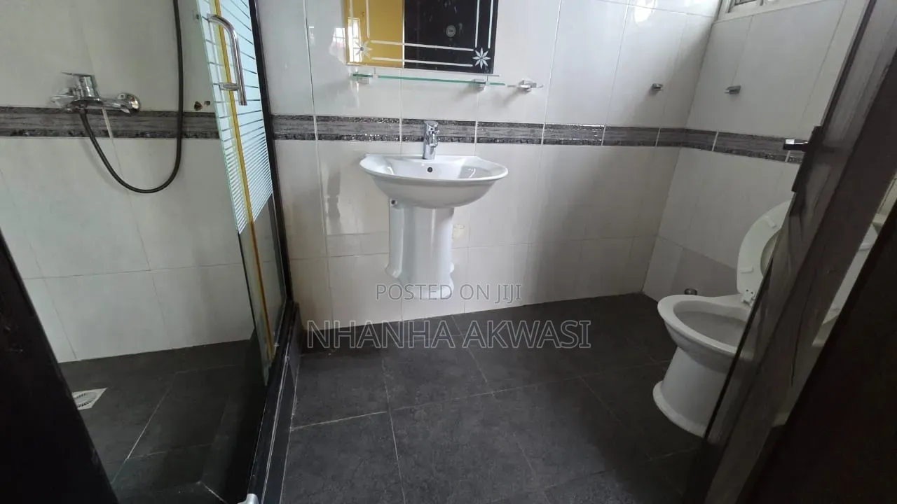 4bdrm House in Community 18, Sakumono for rent