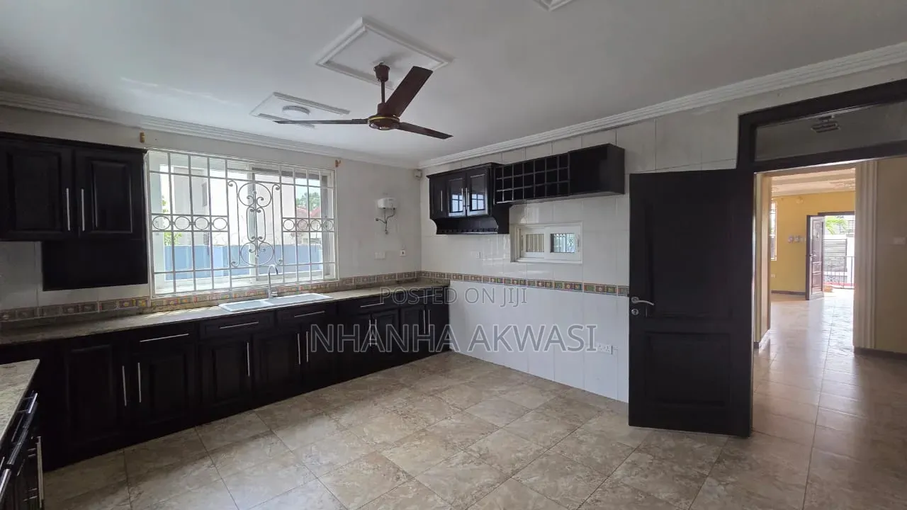 4bdrm House in Community 18, Sakumono for rent