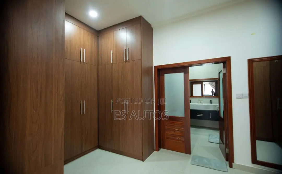 4bdrm House in Es, Community 25 for sale
