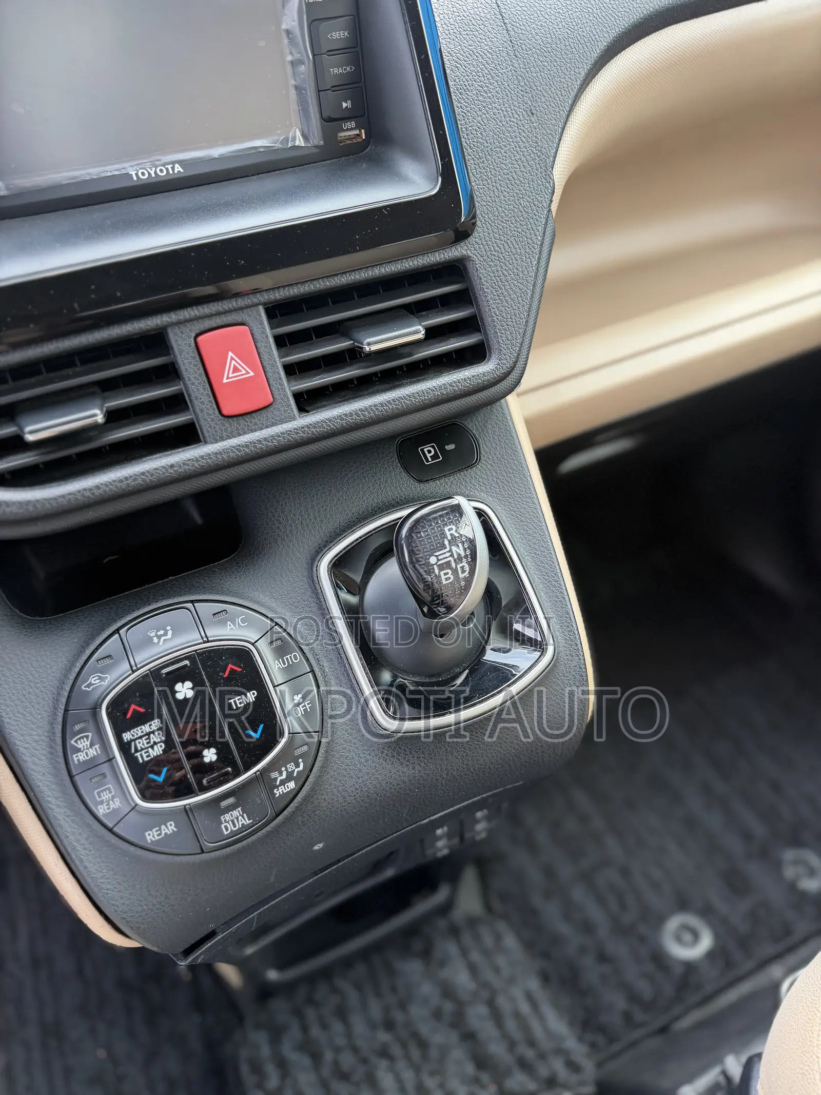 Toyota Noah 2014 Gray