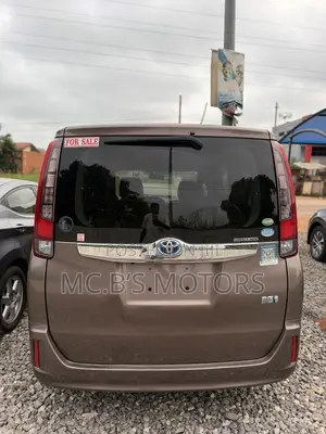 Toyota Noah 1.8 FWD Hybrid (7 seater) 2015 Brown