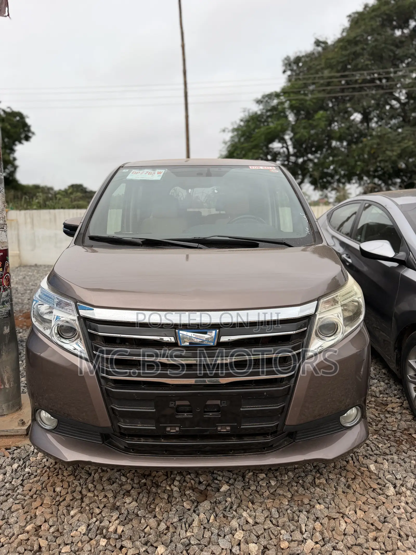 Toyota Noah 1.8 FWD Hybrid (7 seater) 2015 Brown