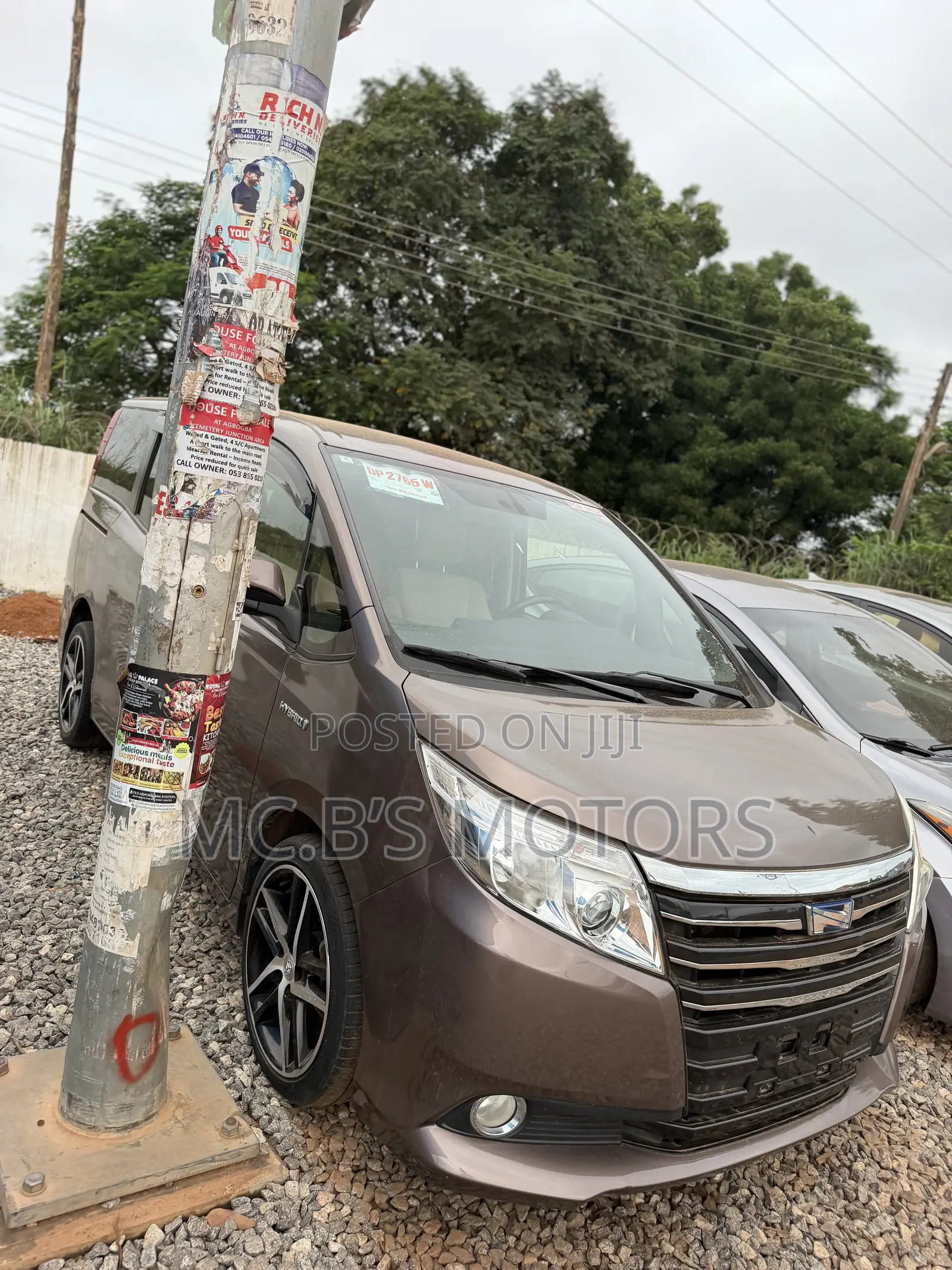 Toyota Noah 1.8 FWD Hybrid (7 seater) 2015 Brown