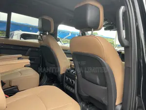 Land Rover Defender SE 2024 Black